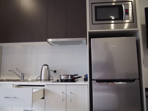 Deluxe Queen Studio  | Private kitchenette | Full-size fridge, microwave, stovetop, electric kettle