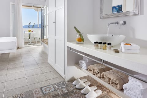 Double Room, Balcony, Sea View | Bathroom sink