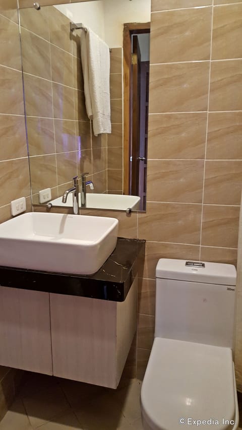 Shower, hydromassage showerhead, free toiletries, hair dryer