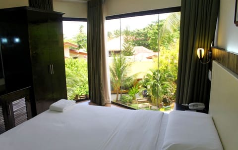 Standard Room (Modern) | 1 bedroom, memory foam beds, minibar, in-room safe