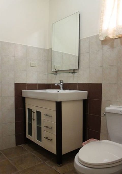 Deluxe Room, 1 Bedroom | Bathroom | Shower, hair dryer, towels