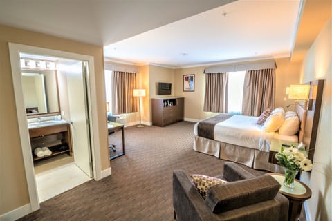 Executive Room, 1 King Bed | 1 bedroom, premium bedding, in-room safe, desk