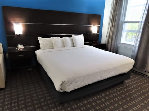 Standard Room, 1 King Bed | Premium bedding, in-room safe, soundproofing, iron/ironing board