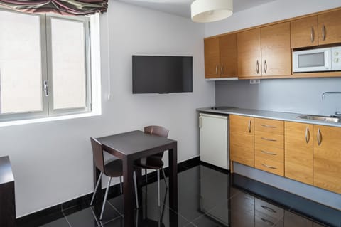 Apartment, 1 Twin Bed | Private kitchen | Fridge, microwave, electric kettle