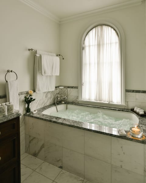 Deep soaking bathtub