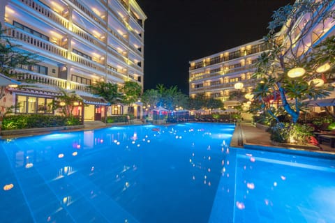 Outdoor pool, pool umbrellas, sun loungers