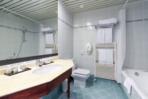 Classic quadruple room with bunk bed | Bathroom | Combined shower/tub, deep soaking tub, free toiletries, hair dryer