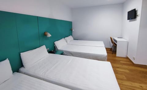 Quadruple Room | In-room safe, free WiFi, bed sheets