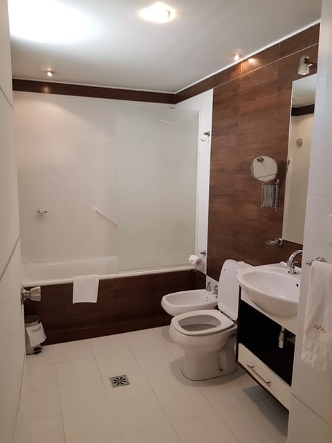 Classic Double or Twin Room | Bathroom | Combined shower/tub, rainfall showerhead, free toiletries, hair dryer