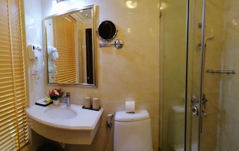 Suite Double with Bacolny and city View | Bathroom | Free toiletries, hair dryer, slippers, bidet