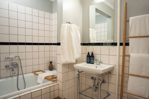 X-Large, Bath tub | Bathroom | Eco-friendly toiletries, hair dryer, towels, soap