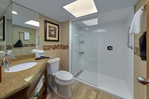 Combined shower/tub, designer toiletries, hair dryer, towels