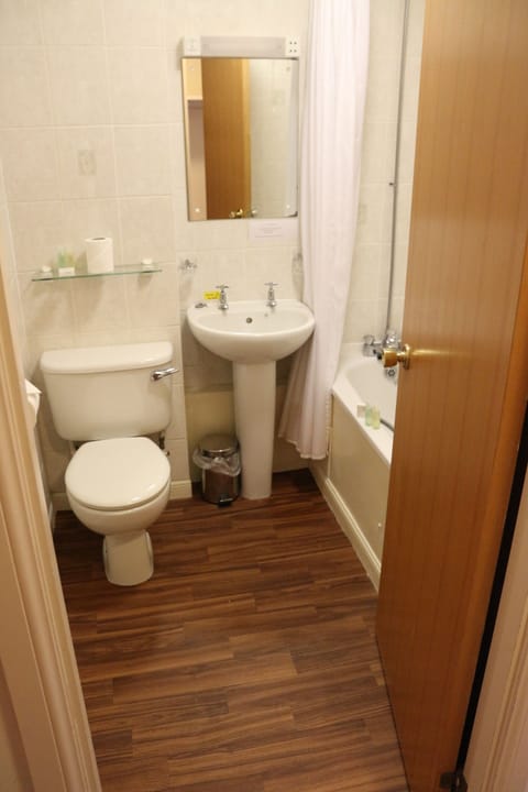 Combined shower/tub, free toiletries, towels