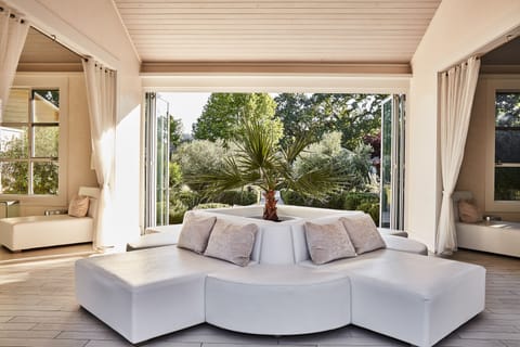 Couples treatment rooms, sauna, hot tub, steam room, hot springs