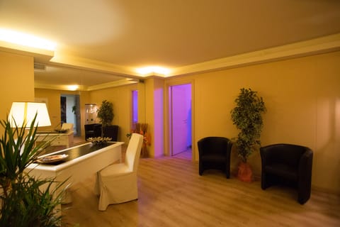 Couples treatment rooms, sauna, spa tub, steam room, Turkish bath