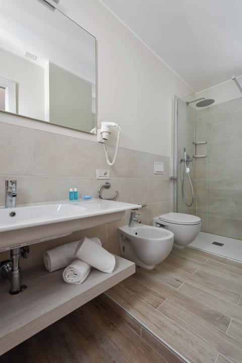 Family Room, 2 adults + 2 children | Bathroom | Shower, free toiletries, hair dryer, bidet
