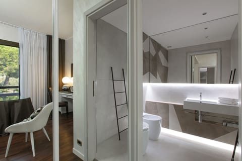 Elite Suite, 1 King Bed, Balcony (Spa Access Included) | Bathroom | Shower, eco-friendly toiletries, hair dryer, bidet