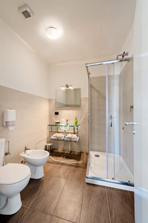 Triple Room | Bathroom | Shower, rainfall showerhead, free toiletries, hair dryer