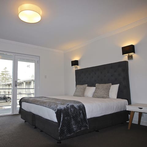 King Spa Suite | Desk, iron/ironing board, cribs/infant beds, free WiFi