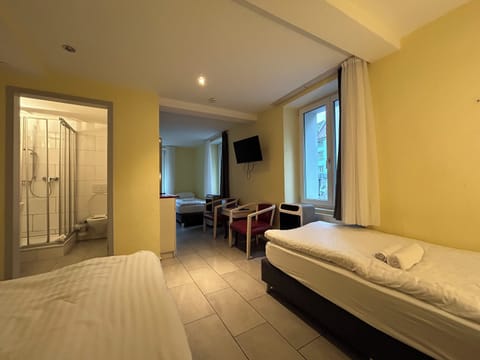 Family Room | In-room safe, soundproofing, free WiFi, bed sheets