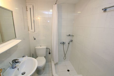 Standard Single Room | Bathroom | Shower, hair dryer, towels