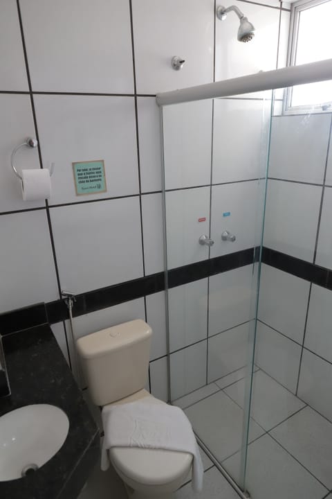 Triplo Casal | Bathroom | Towels, soap, shampoo, toilet paper