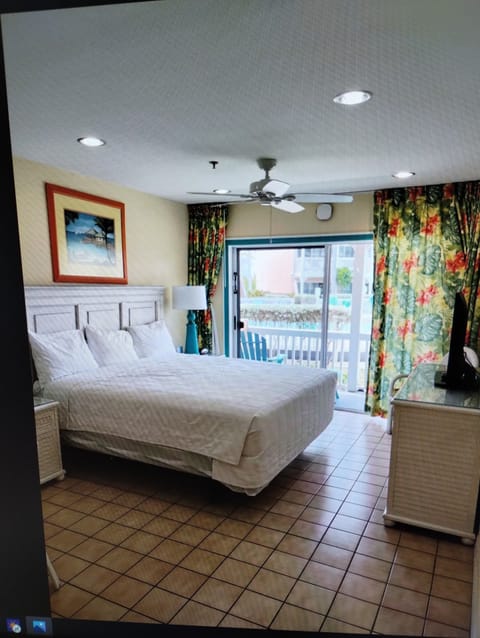 Studio Suite, 1 Queen Bed, Kitchen, Poolside | 1 bedroom, premium bedding, in-room safe, iron/ironing board