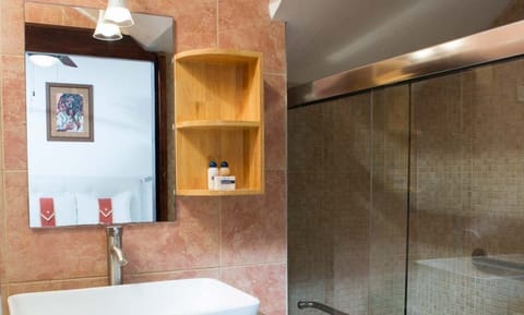 Standard Budget Room | Bathroom | Shower, rainfall showerhead, free toiletries, hair dryer