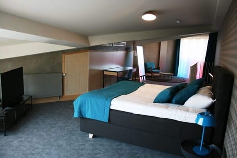 Luxury Suite | In-room safe, desk, soundproofing, cribs/infant beds