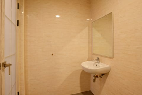 Family Room | Bathroom | Shower, free toiletries, hair dryer, towels