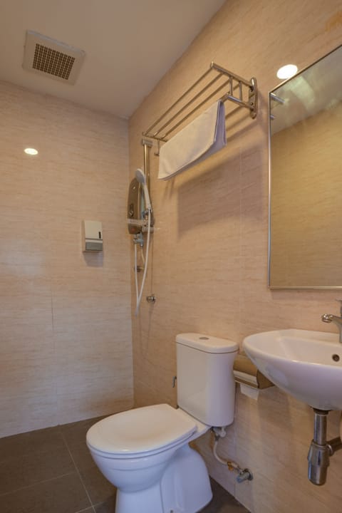 Superior Room | Bathroom | Shower, free toiletries, hair dryer, towels