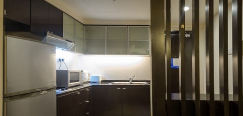 Executive Studio Suite, 1 Queen Bed, City View | Private kitchen | Electric kettle