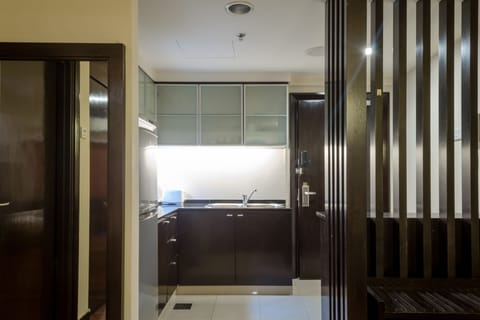 Executive Studio Suite, 1 Queen Bed, City View | Private kitchen | Electric kettle