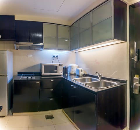 Executive Studio Suite, 1 Queen Bed, City View | Private kitchen | Electric kettle