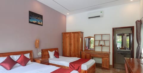 Deluxe Triple Room | Minibar, iron/ironing board, free WiFi, bed sheets