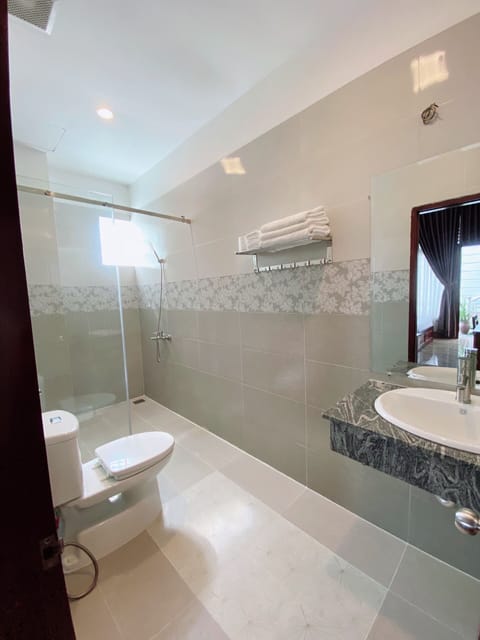 Deluxe Triple Room | Bathroom | Shower, free toiletries, hair dryer, slippers