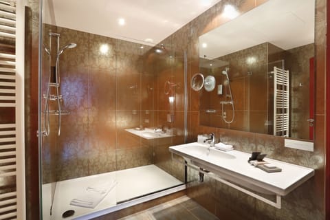Superior Double Room | Bathroom | Hair dryer, towels, soap, shampoo
