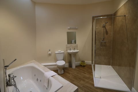 Deluxe Cottage, 1 Bedroom, Courtyard View | Bathroom | Free toiletries, hair dryer, towels