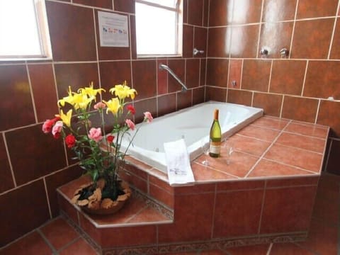 Traditional Suite | Bathroom | Free toiletries, hair dryer, towels