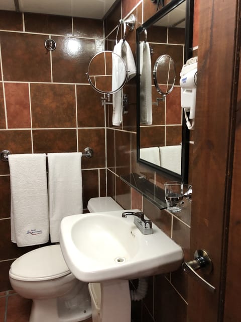 Double Room, 1 King Bed | Bathroom | Free toiletries, hair dryer, towels