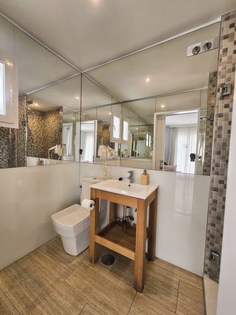 Family Room | Bathroom | Shower, free toiletries, hair dryer, towels