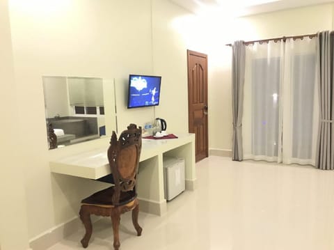 Deluxe Suite, Non Smoking, Pool View | Minibar, in-room safe, desk, blackout drapes