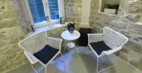 Deluxe Double Room (Pylon 1) | Living area | 45-inch flat-screen TV with cable channels, TV