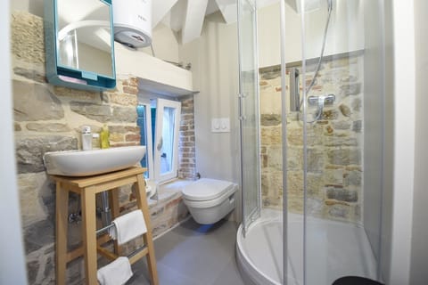 Deluxe Double Room (Pylon 3) | Bathroom | Shower, rainfall showerhead, free toiletries, hair dryer