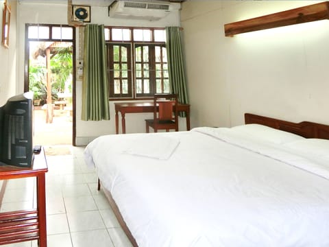 Standard Double Room, 1 Queen Bed, Non Smoking | Desk, free WiFi, bed sheets