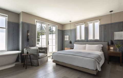 Room, 1 King Bed (Historic Manor) | Premium bedding, pillowtop beds, minibar, in-room safe