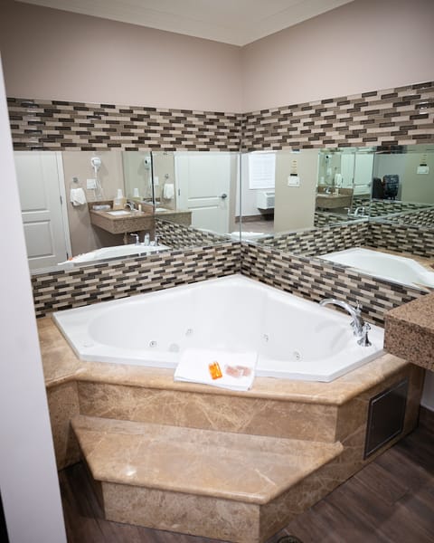 Luxury Suite, 1 King Bed, Non Smoking, Jetted Tub | Jetted tub