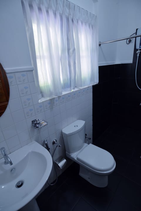 Standard Double Room, 1 Bedroom, City View | Bathroom | Shower, free toiletries, hair dryer, towels