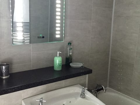 Family Cottage, Private Bathroom, Garden View (self-catering) | Bathroom