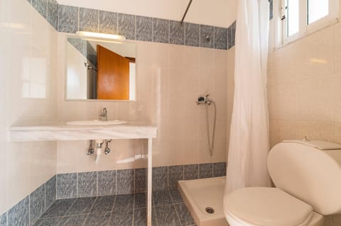 Standard Triple Room (2) | Bathroom | Shower, towels